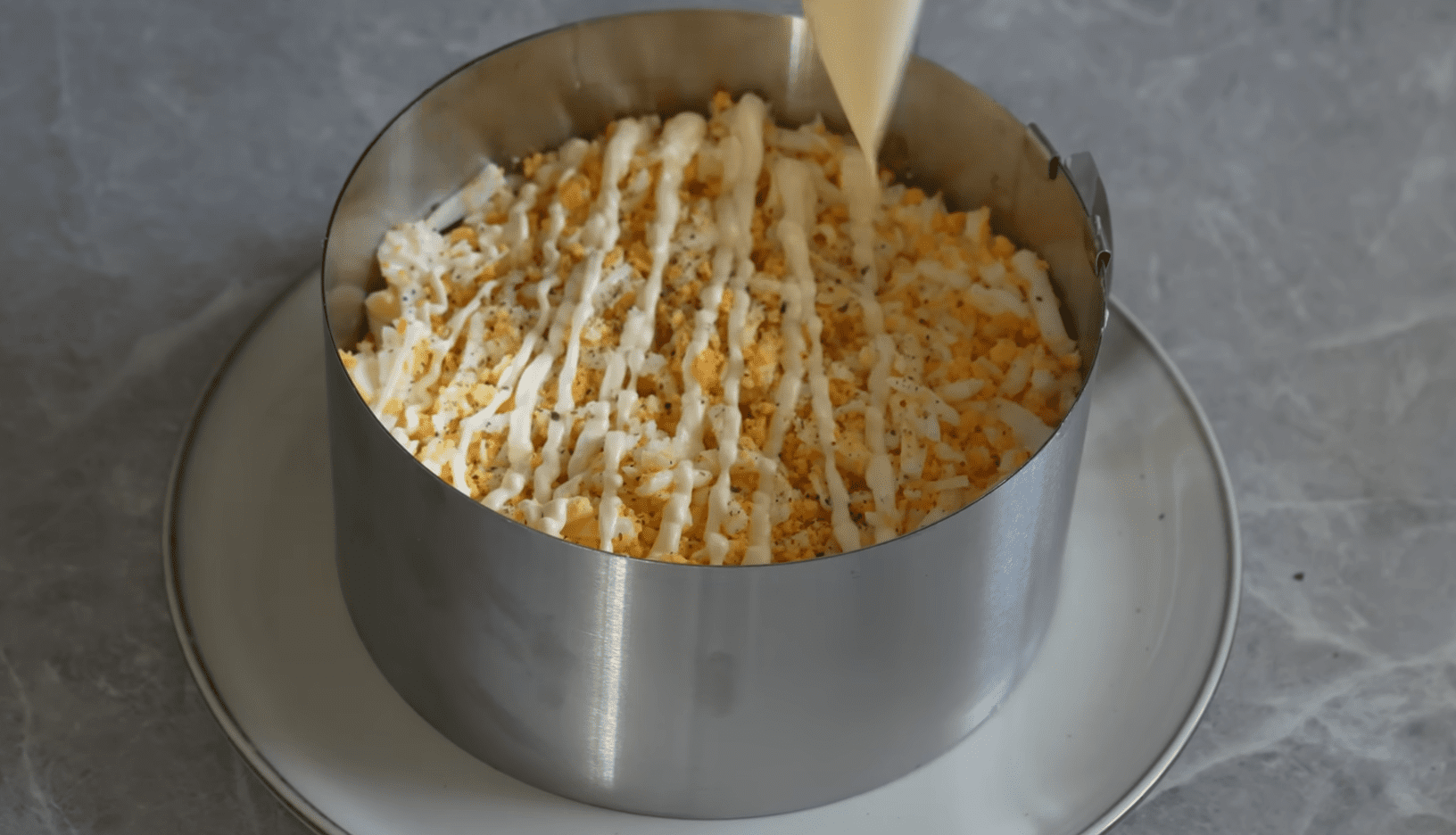 Рецепт смачного новорічного салату з червоною рибою