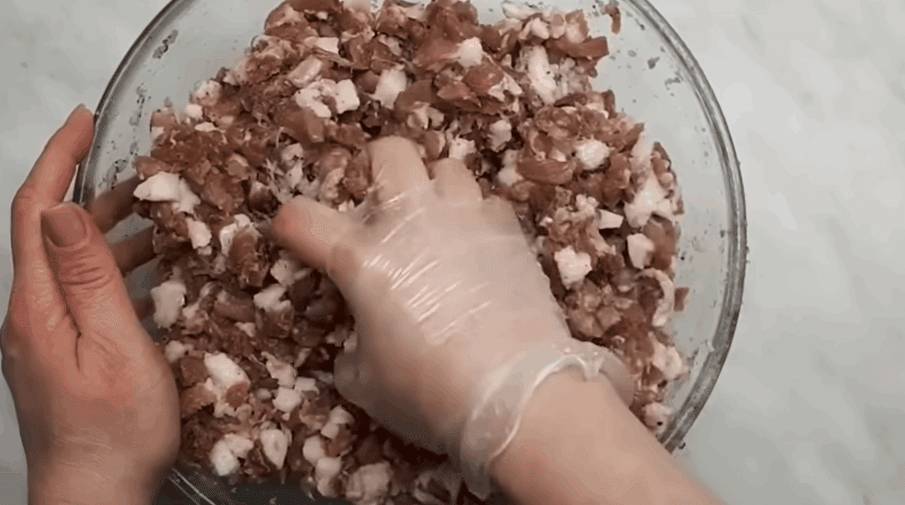 Кулінари назвали ідеальні пропорції сала та м'яса для домашньої ковбаси