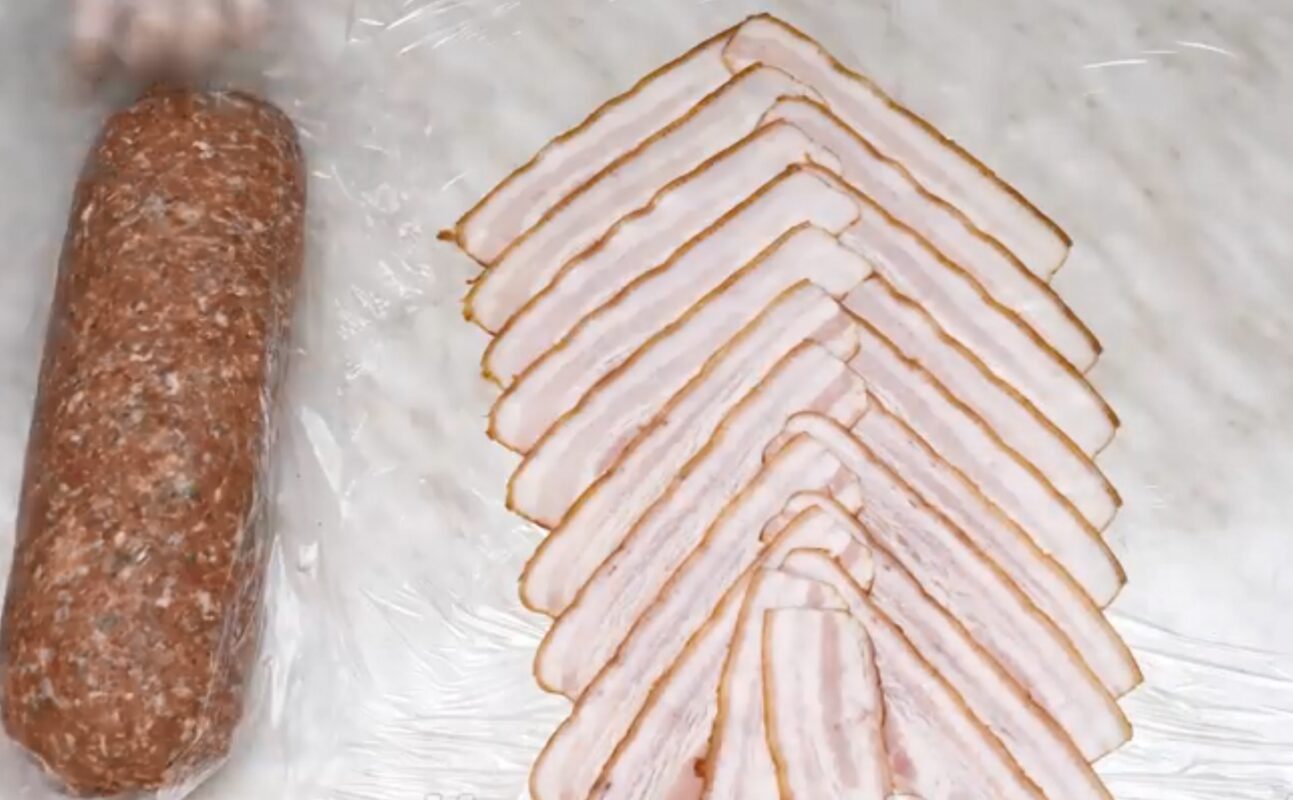 Рецепт святкового м'ясного рулету із фаршу з шинкою та сиром