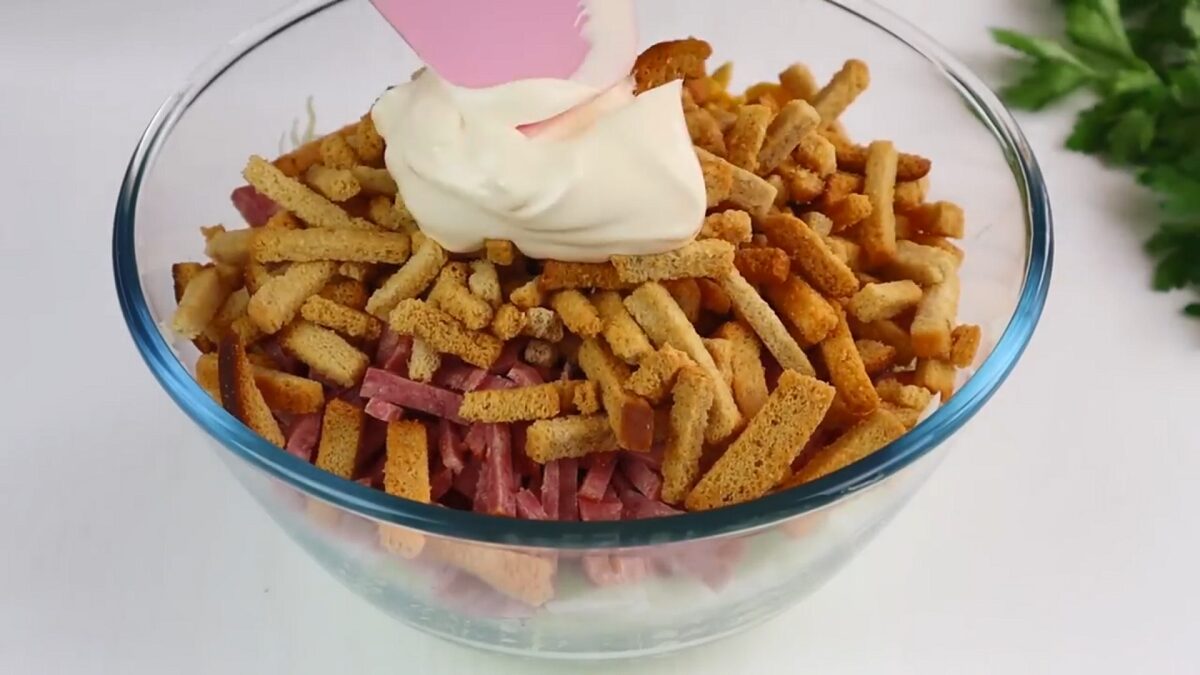 Рецепт смачного святкового салату з капустою і сухариками