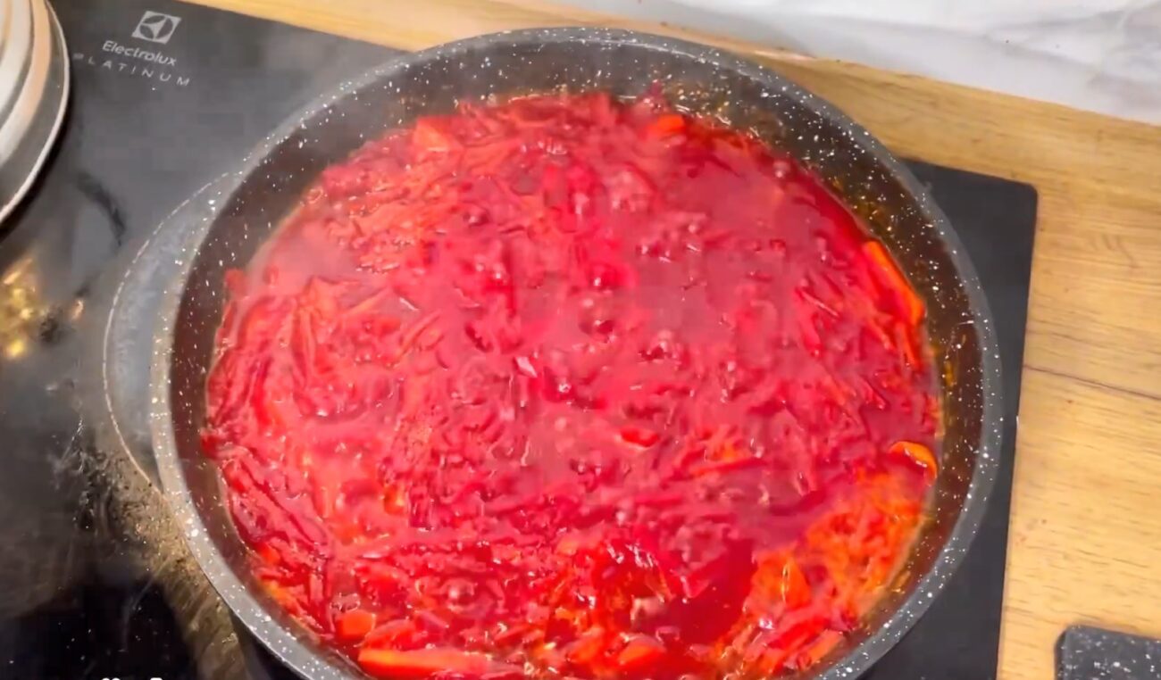 Кулінари розповіли, як зробити червоний борщ ще смачнішим