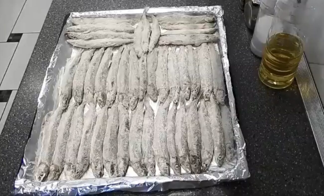 Кулінари розповіли, як смачно приготувати мойву у духовці