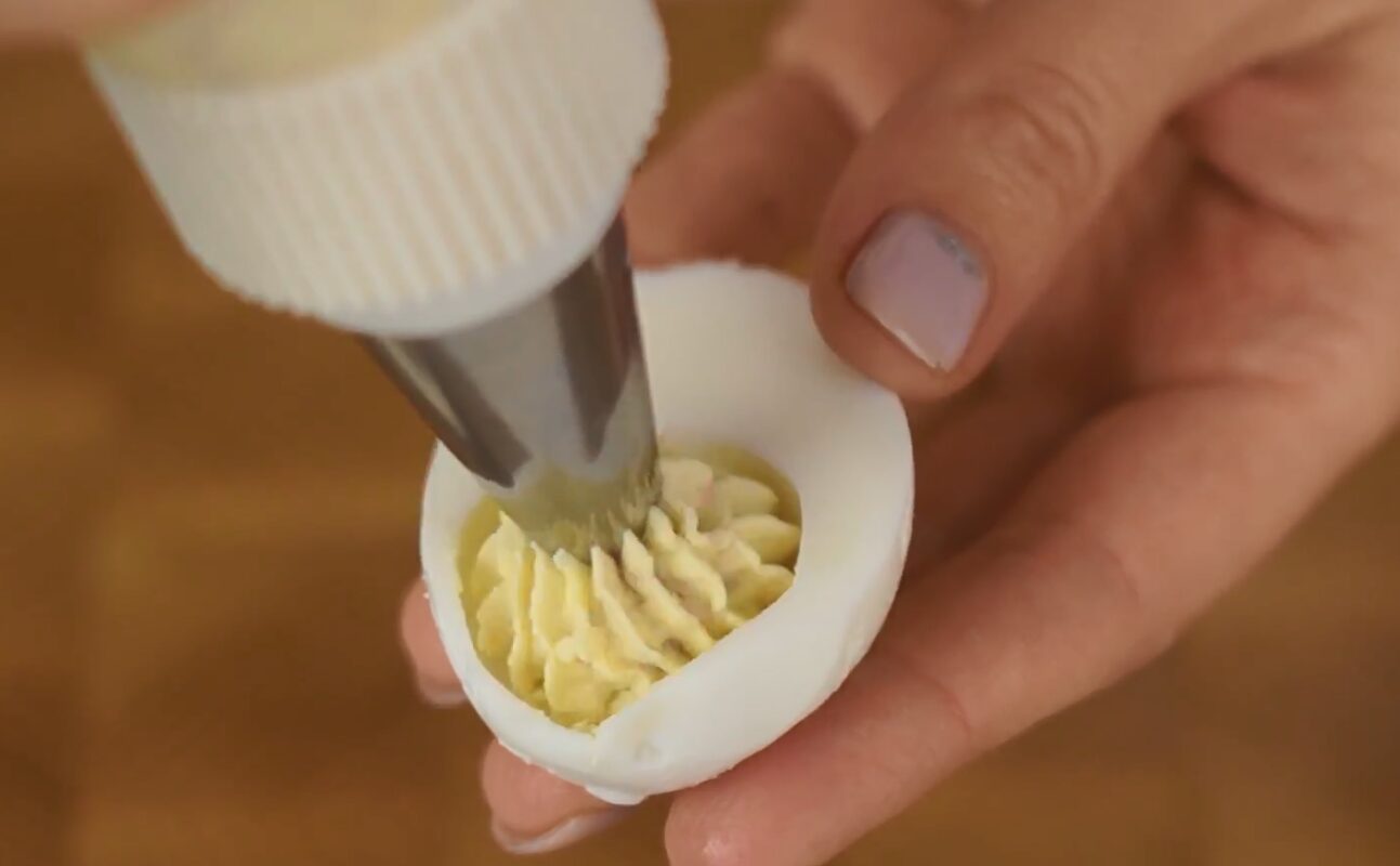 Кулінари назвали 5 несподіваних начинок для фаршированих яєць