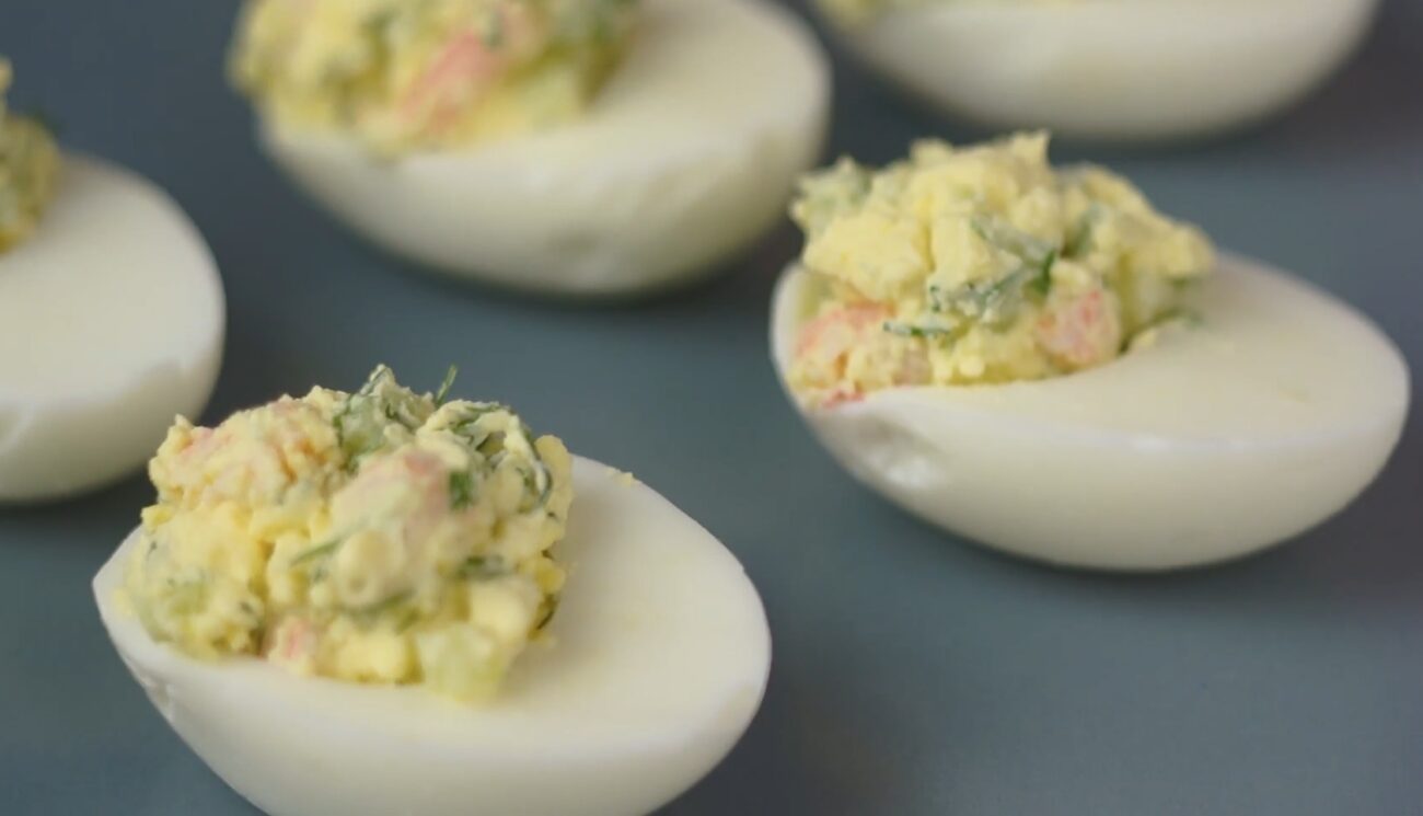 Кулінари назвали 5 несподіваних начинок для фаршированих яєць