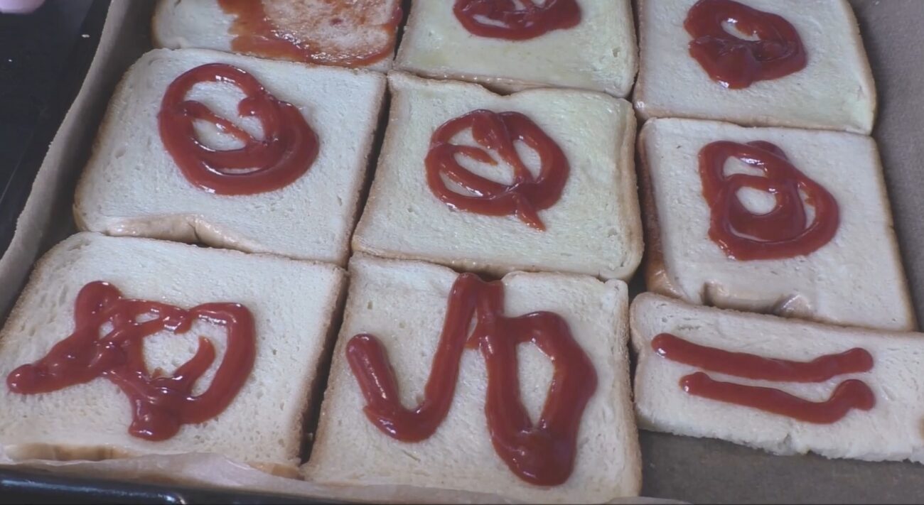 Кулінари розповіли, як приготувати ліниву піцу із хліба за 10 хвилин