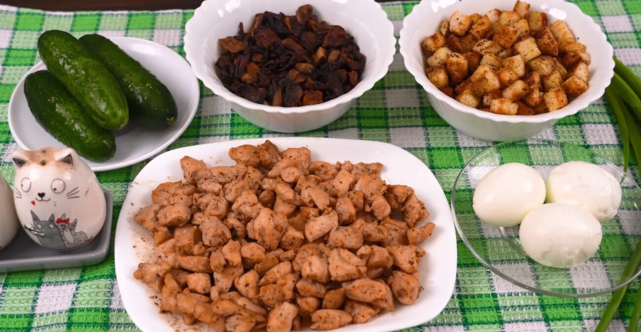 Рецепт нового новорічного салату з куркою і грибами