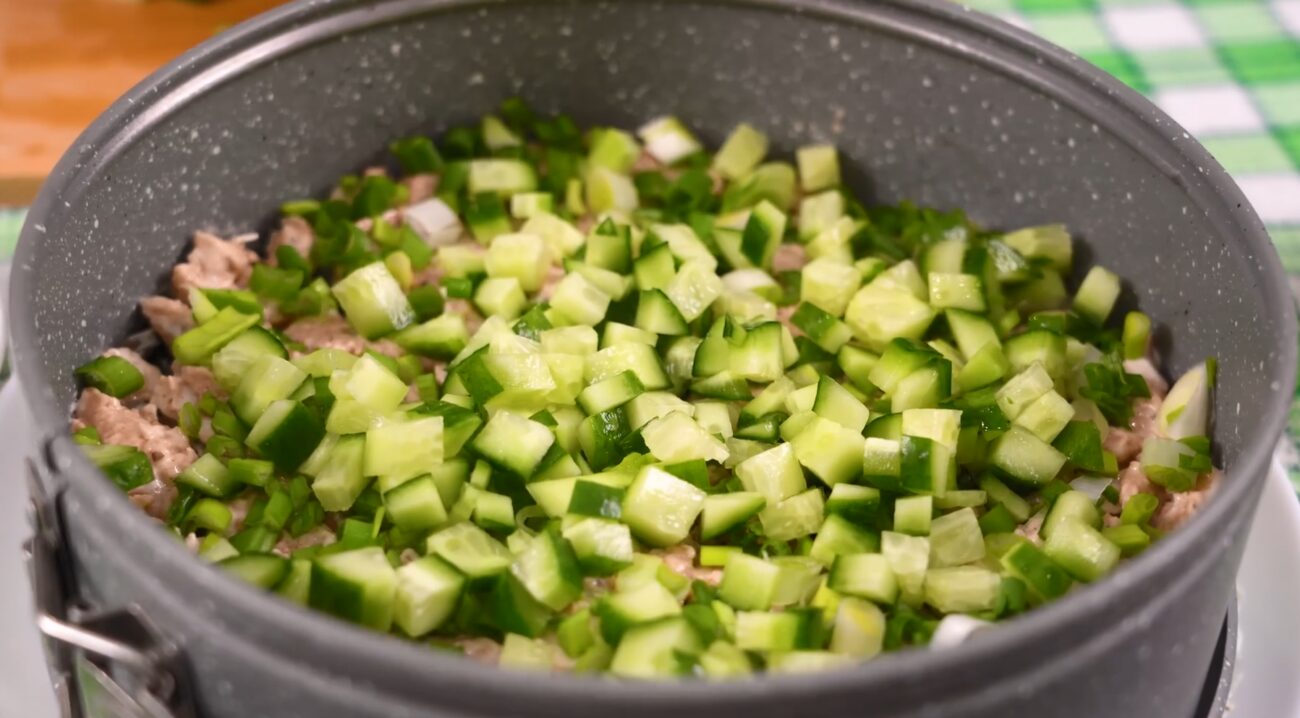 Рецепт нового новорічного салату з куркою і грибами