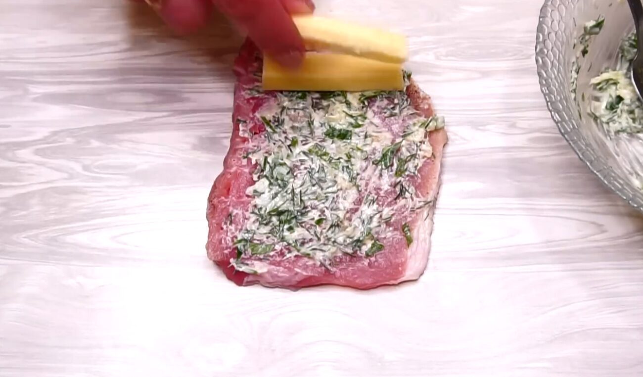 Рецепт соковитих м'ясних рулетиків у сметанно-часниковому соусі