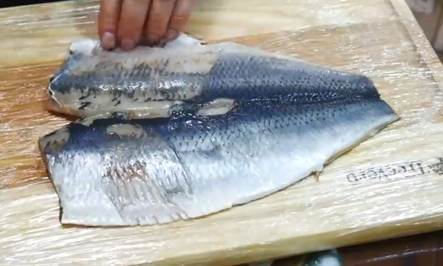 Рецепт смачного і ніжного рулету з оселедця на новорічний стіл