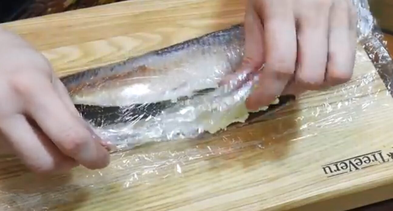 Рецепт смачного і ніжного рулету з оселедця на новорічний стіл