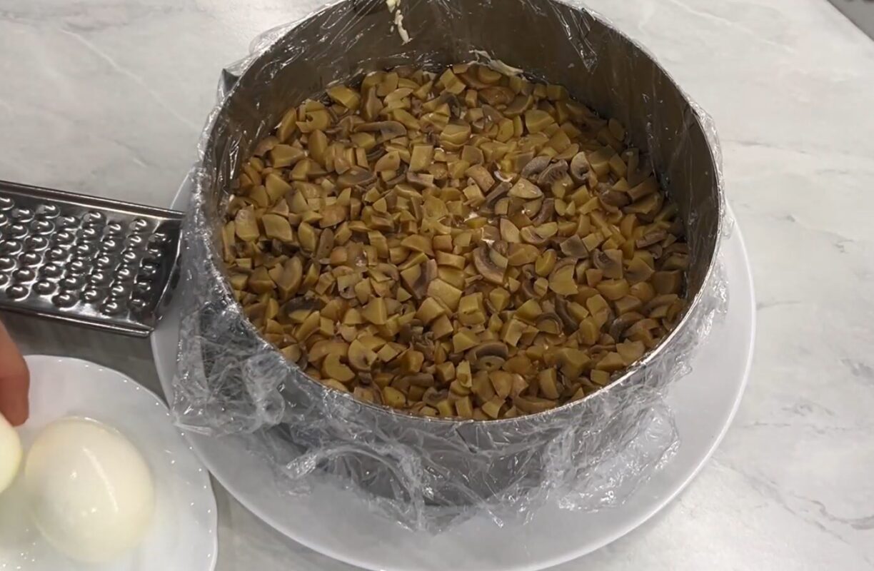 Рецепт нового, дуже смачного салату з куркою і плавленим сиром