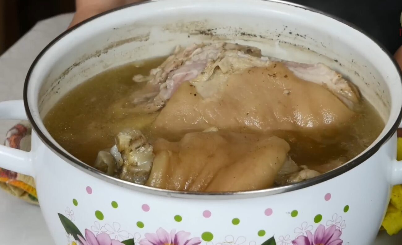 Кулінари розповіли, як приготувати домашній зельць у пляшці