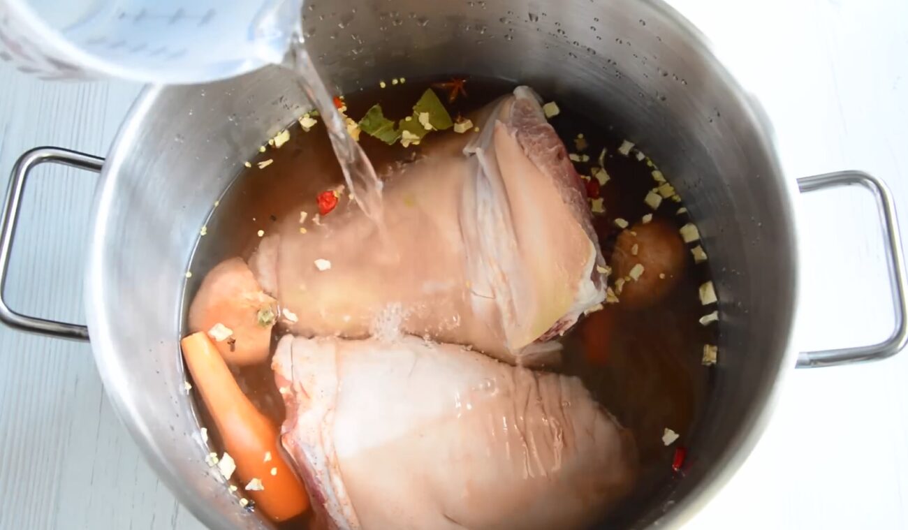 Кулінари поділилися рецептом смачної свинячої рульки 