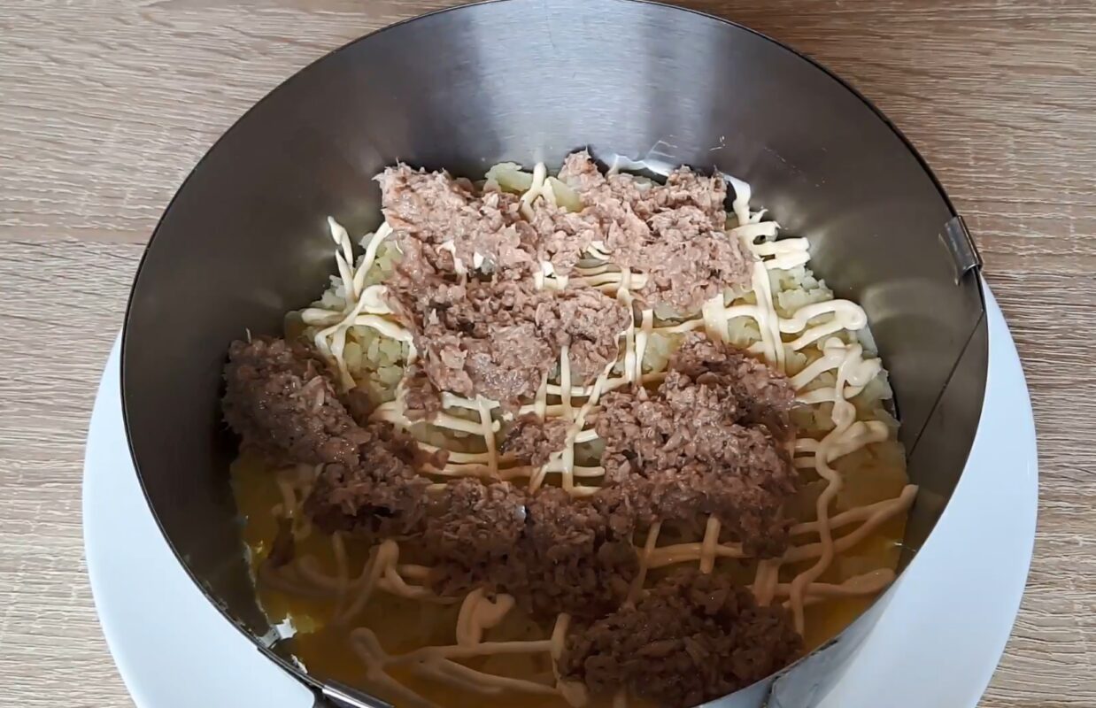  Рецепт смачного і ніжного салату з крабовими паличками і тунцем