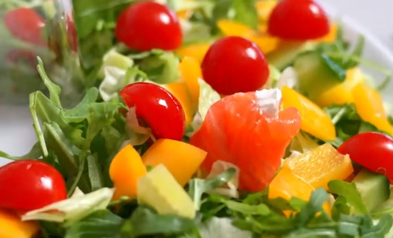 Рецепт розкішного салату на Різдво 2026 з червоною рибою