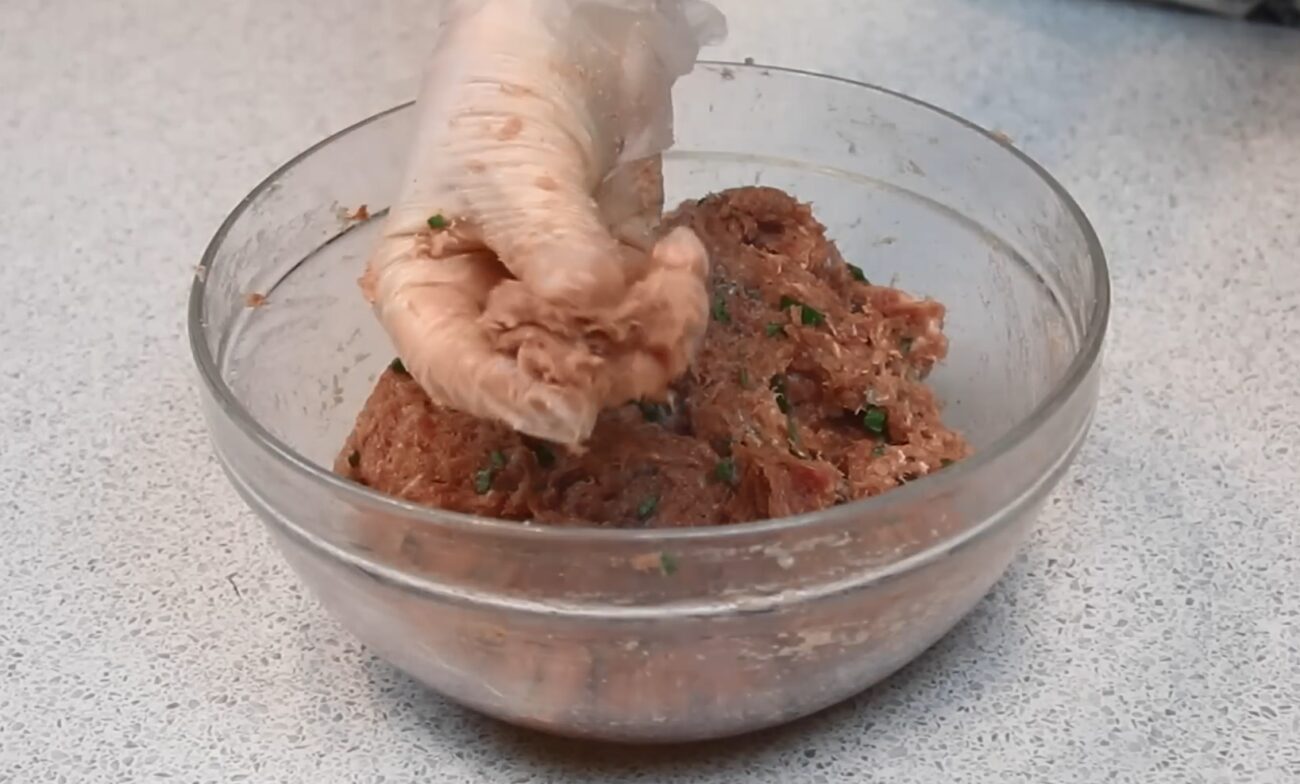 Кулінари розповіли, як приготувати смачні і соковиті ковбаски без оболонки