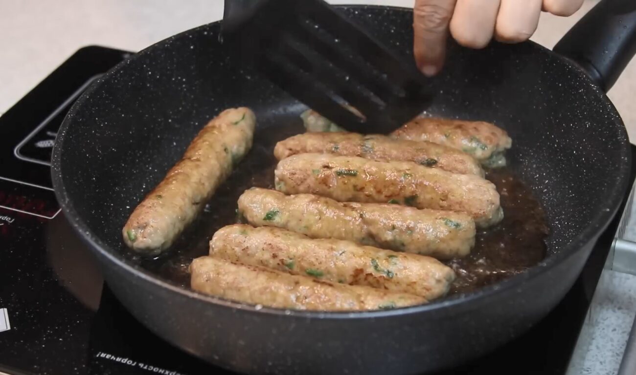 Кулінари розповіли, як приготувати смачні і соковиті ковбаски без оболонки