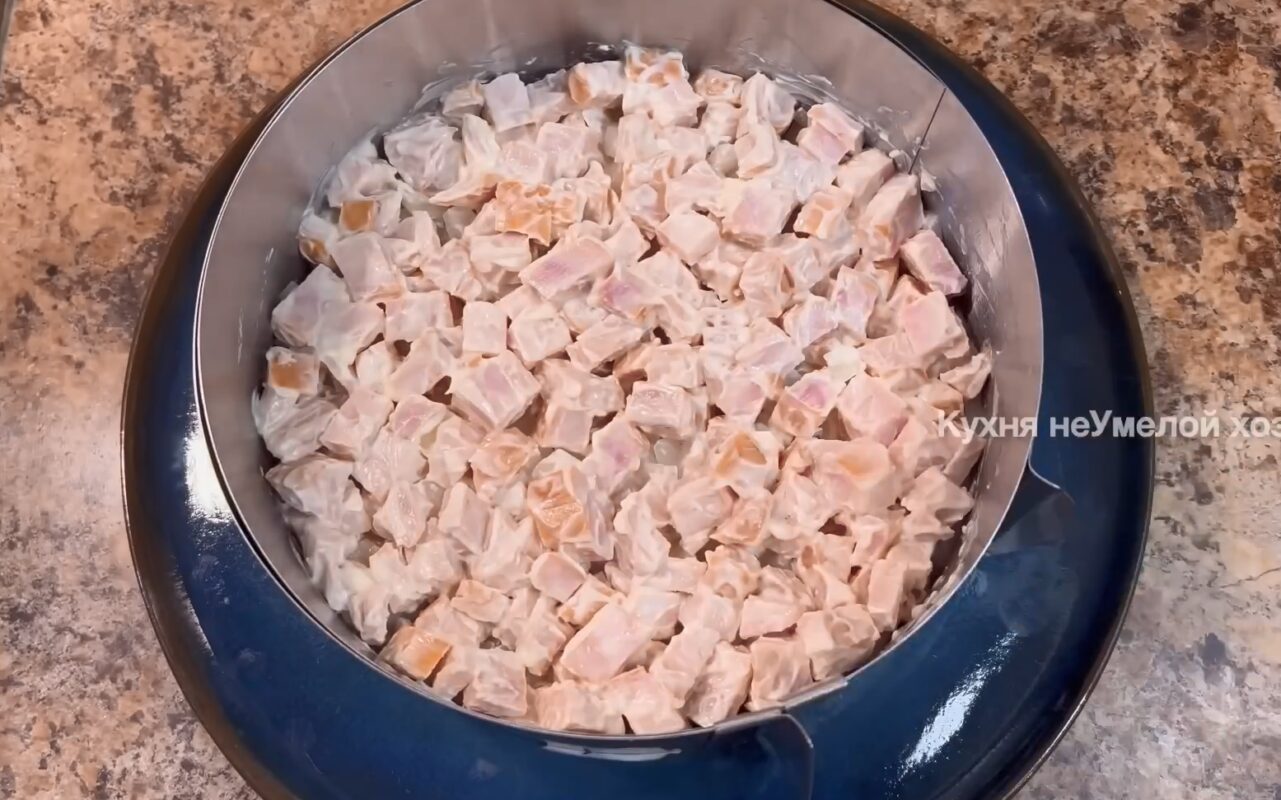 Рецепт смачного і небанального салату з куркою на Новий рік