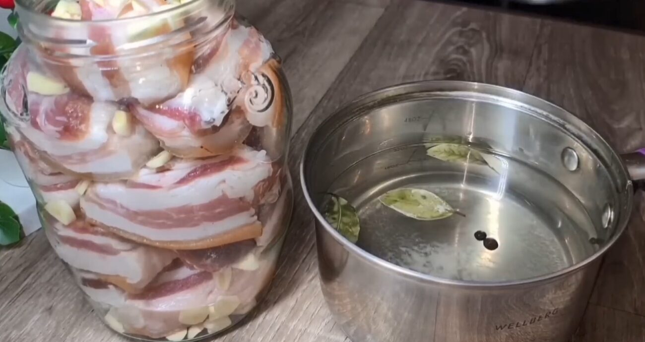Кулінари розповіли, як швидко засолити сало у розсолі