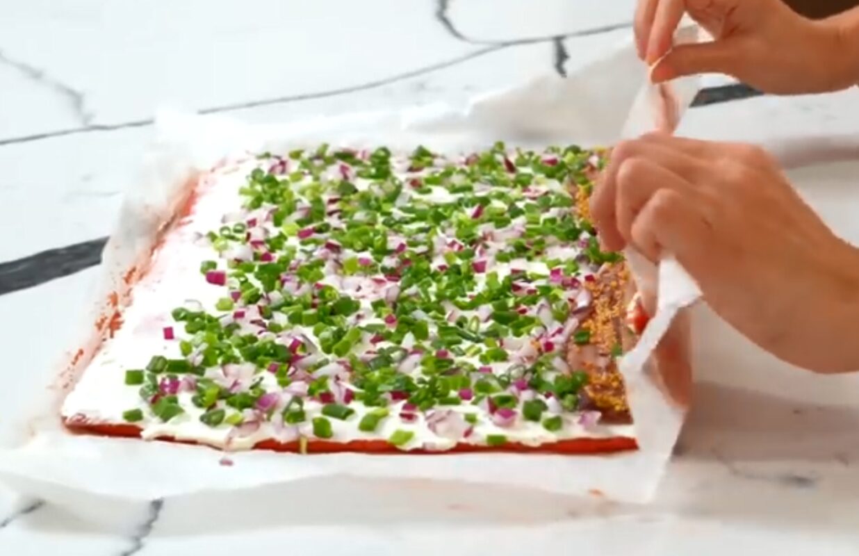 Кулінари розповіли, як приготувати святковий рулет з буряком і оселедцем