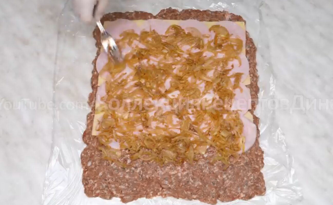 Рецепт святкового м'ясного рулету із фаршу з шинкою та сиром