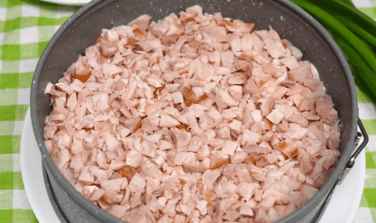 Рецепт нового святкового салату з плавленим сирком на Новий рік