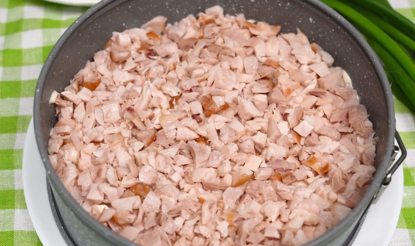 Рецепт нового святкового салату з плавленим сирком на Новий рік