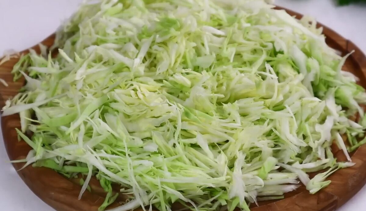 Рецепт смачного святкового салату з капустою і сухариками