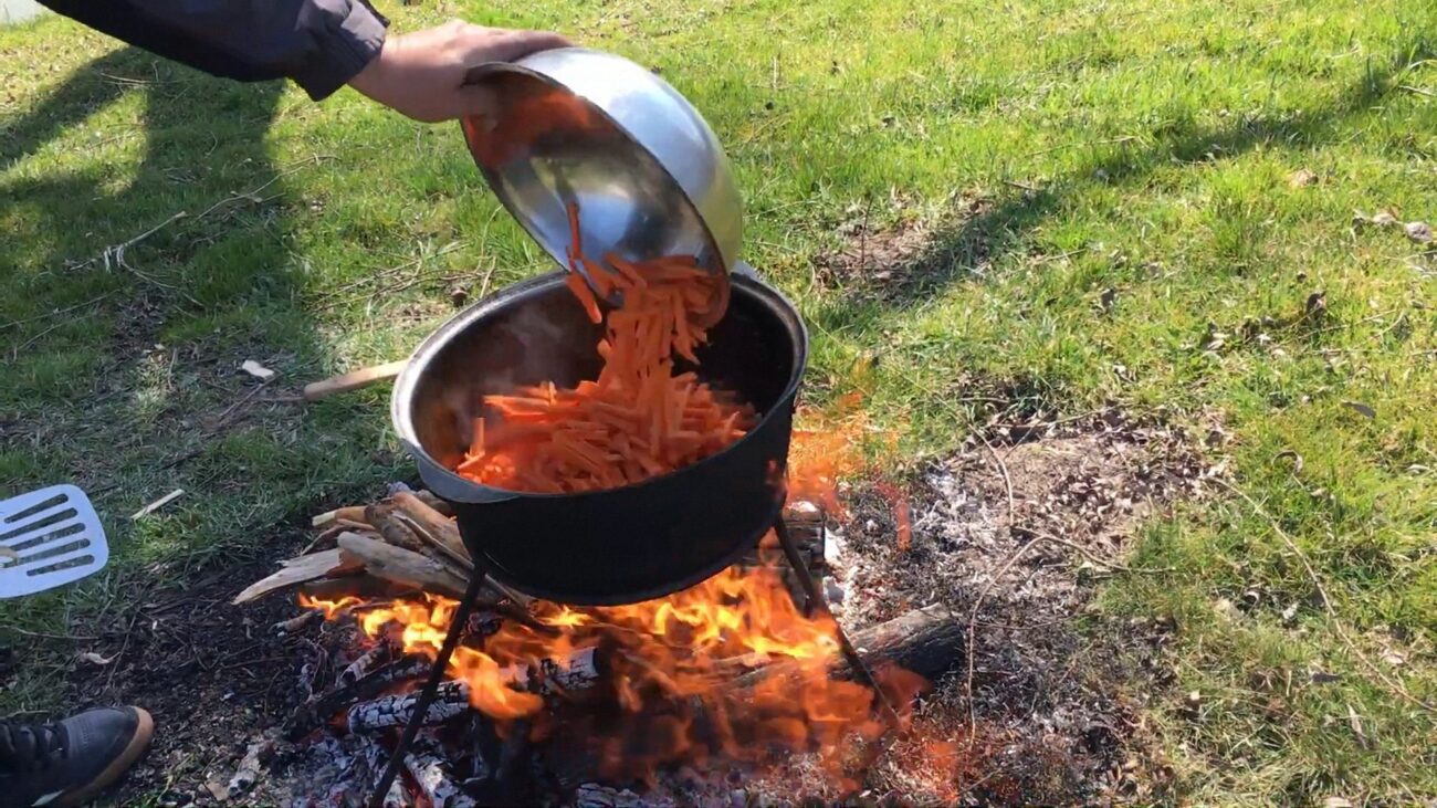 В казан або каструлю моркву треба додавати уже після м'яса та цибулі