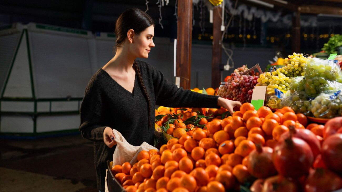 Господині показали, як безпомилково вибрати солодкі мандарини в магазині
