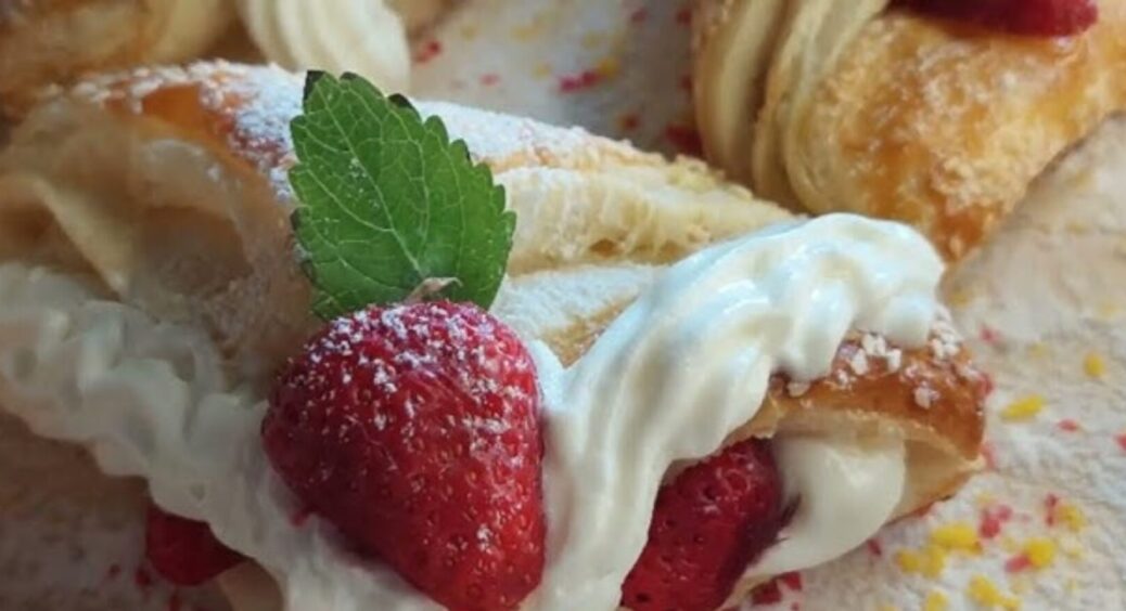 Коли треба швидко, дешево та смачно: полуниця + вершки і ЦЕ – рецепт ніжних тістечок 