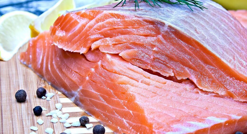 Салат “Дзвіночки” з червоною рибою, огірком, авокадо та яйцями: хіт Нового року 2026 