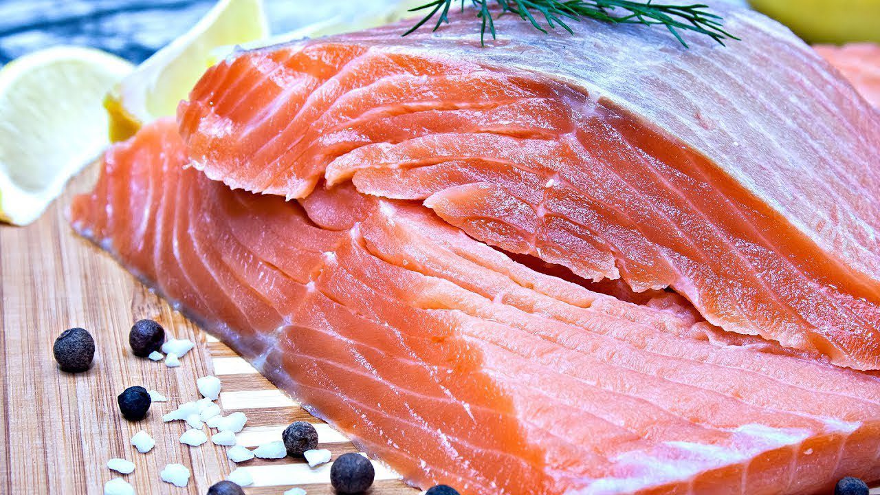 Як приготувати смачний салат з червоної риби