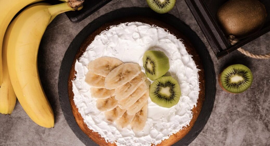 Торт із лаваша з бананом і сметанним кремом: швидко, без духовки, тримає форму 