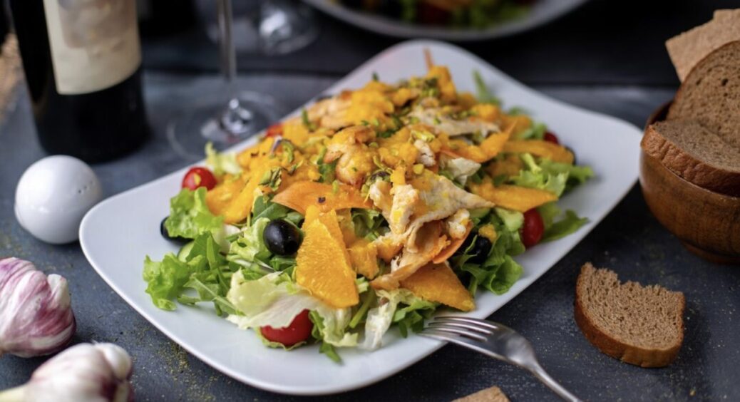 Салат із куркою та апельсином: швидко, красиво і смакує краще за ресторанні варіанти 