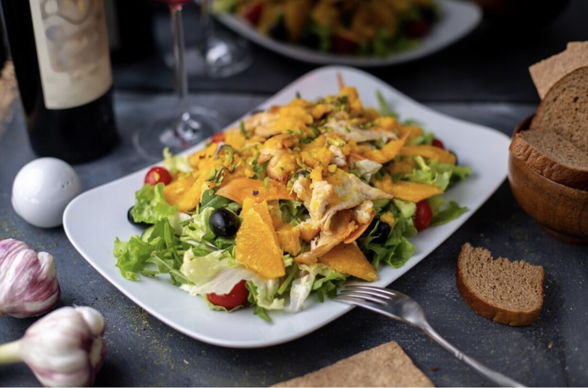 Кухарі поділилися рецептом салату з апельсином та куркою