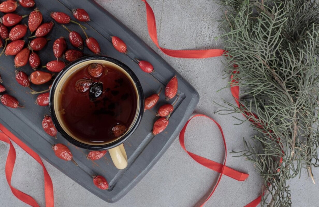 Господині назвали рецепт гарячого напою з шипшини