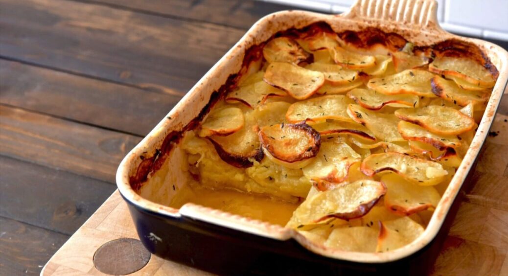 Картопля “Буланжер” у духовці: французький рецепт без сиру та м’яса – бульйон, цибуля і масло 