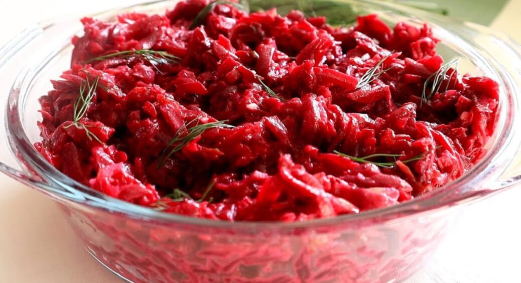 За 15 хвилин отримуєте готову страву: 1 традиційний салат з буряка без варіння на плиті 