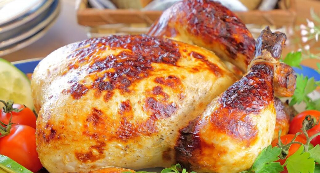 Щоб і шкірка зі скоринкою, і м’ясо соковите: чим намастити курячу тушку для запікання 