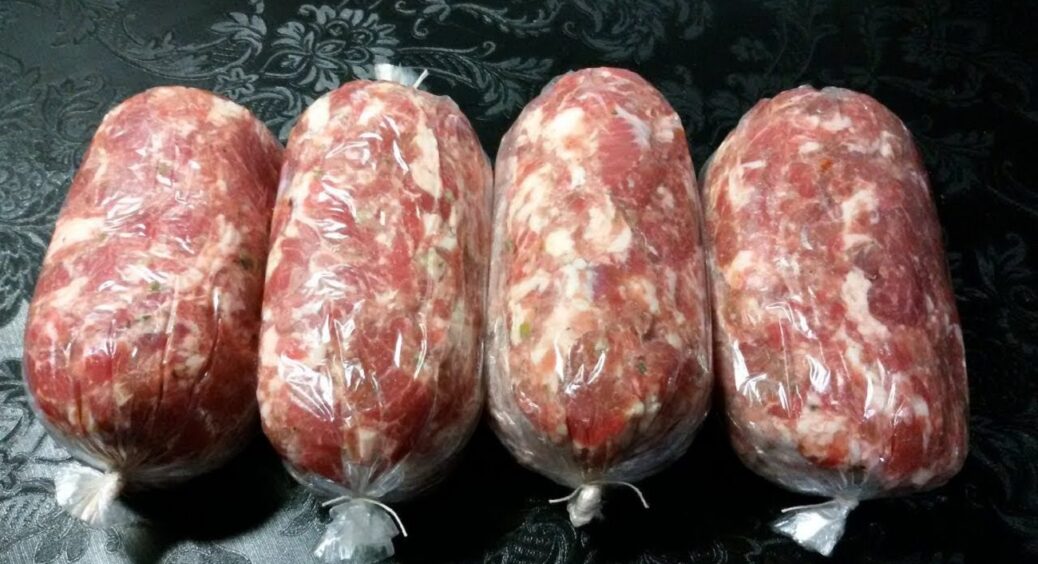 У домашній ковбасі без кишки не буде тріщин, якщо дотриматися 2 пропорцій — м’яса та сала 