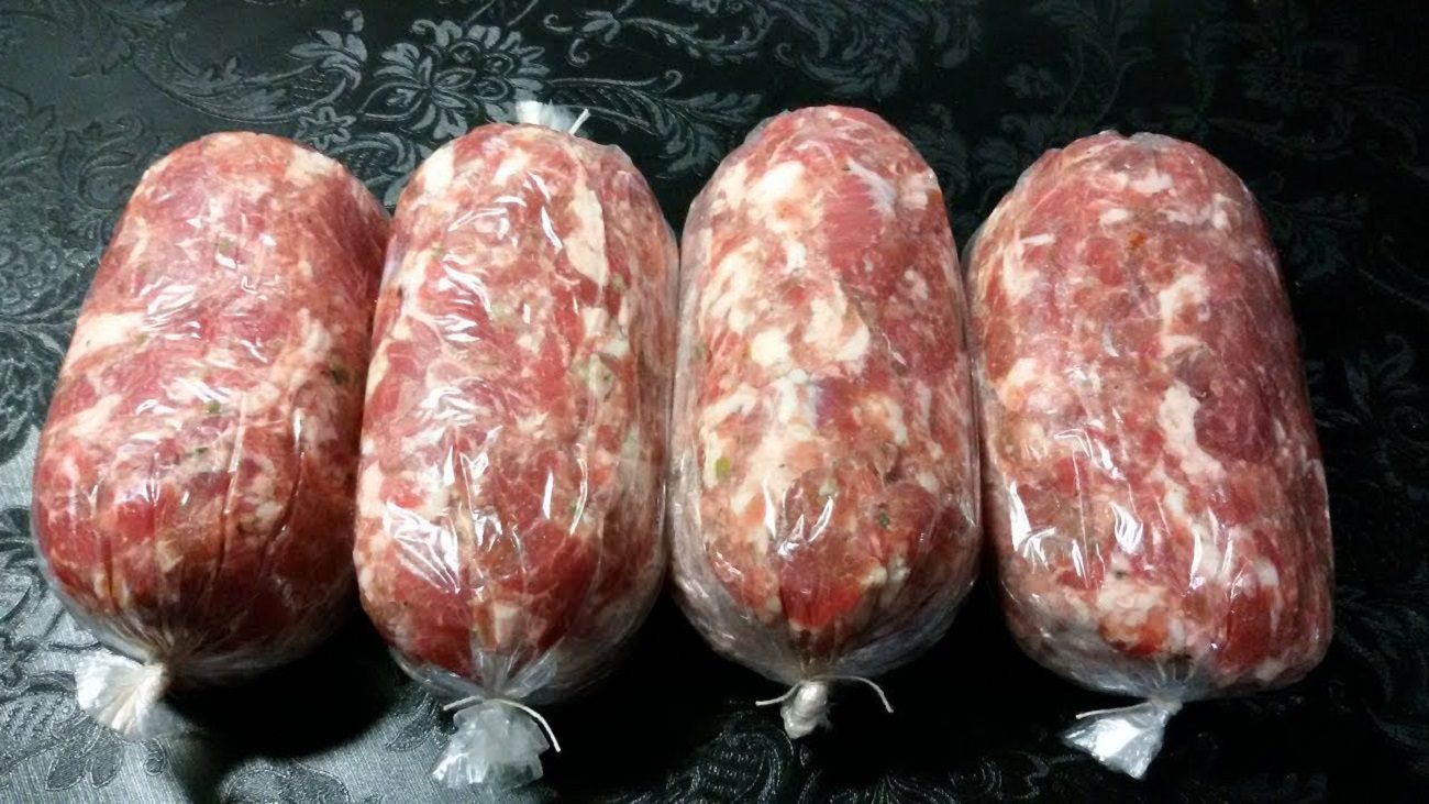 Кулінари розповіли, як приготувати смачну домашню ковбасу без кишки