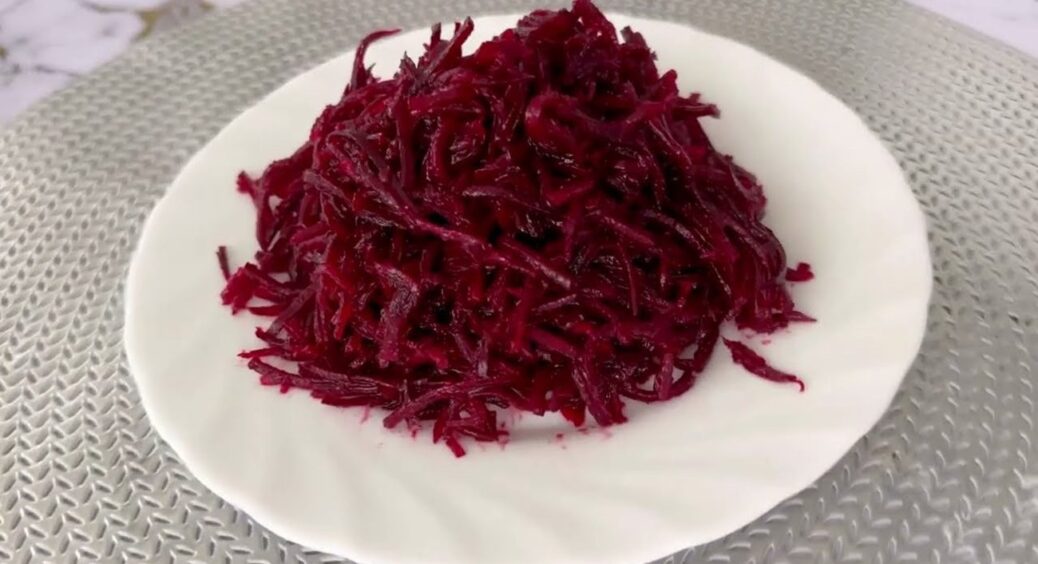 Салат з вареного буряка і 1 секретної добавки, яка перевертає звичний смак на 180 градусів 