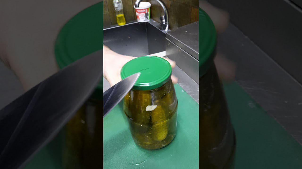 Як швидко відкрити тугу кришку на скляній банці