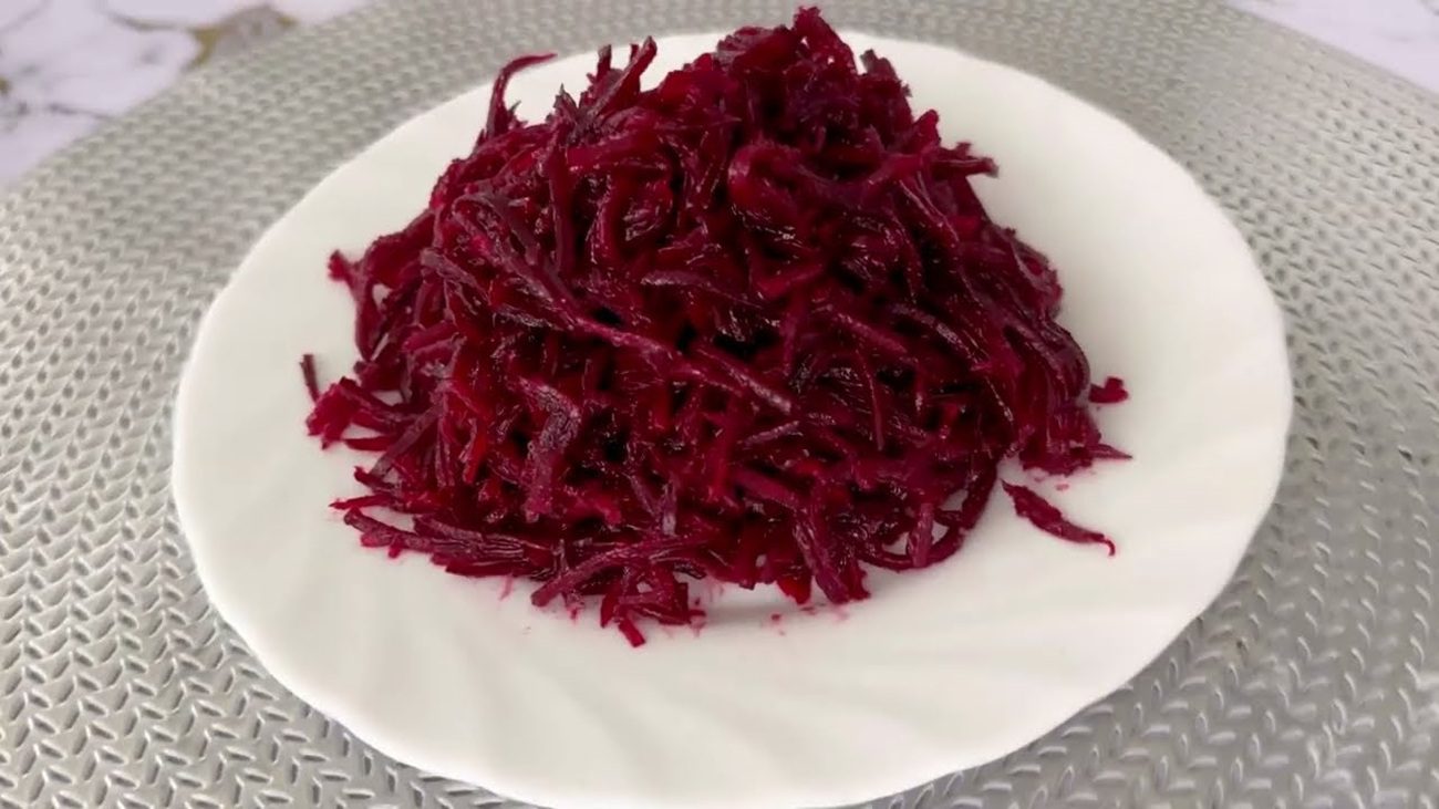 Рецепт дуже смачного салату з буряка та смаженої цибулі