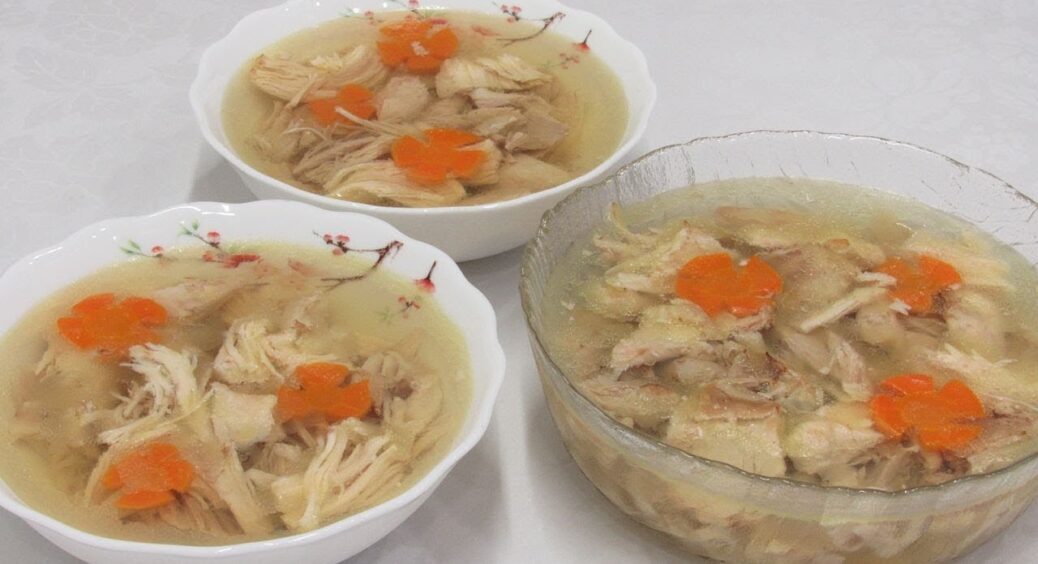 Ми так робимо, а це псує холодець: чому не можна давати закипати бульйону більше 3-х разів 