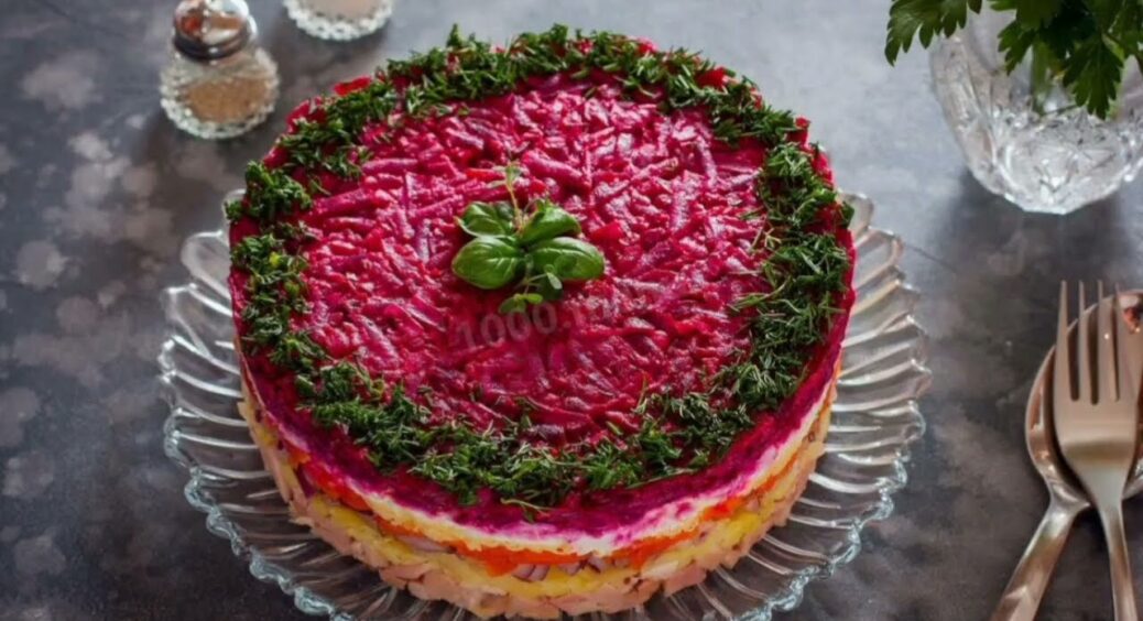 Обскакала “Шубу” на столі: закуска “Генерал” з копченостями – просто, а виглядає дорого 