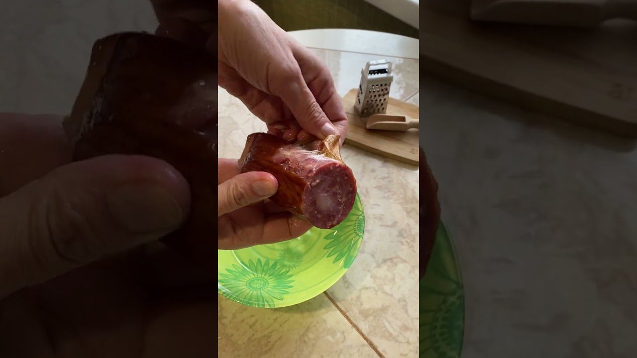 Експерти розповіли, як швидко почистити ковбасу від оболонки