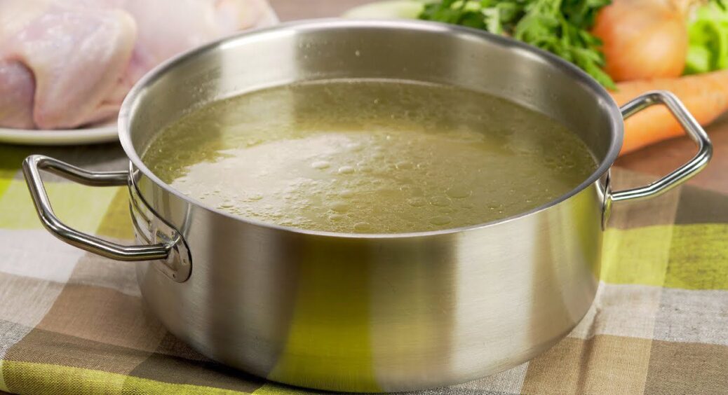 І дитина не пересолить: точні пропорції солі для супів на каструлю 2, 3 і 5 літрів 