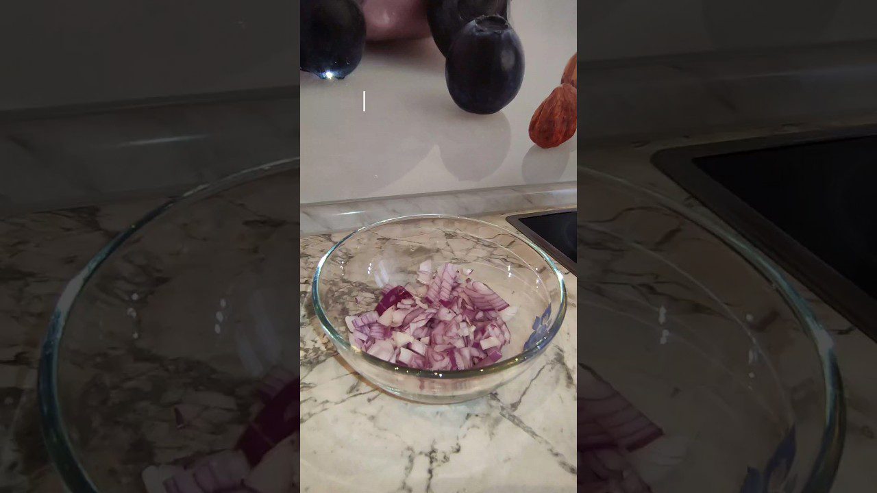 Експерти назвали 2 інгредієнти, які не можна додавати в салати